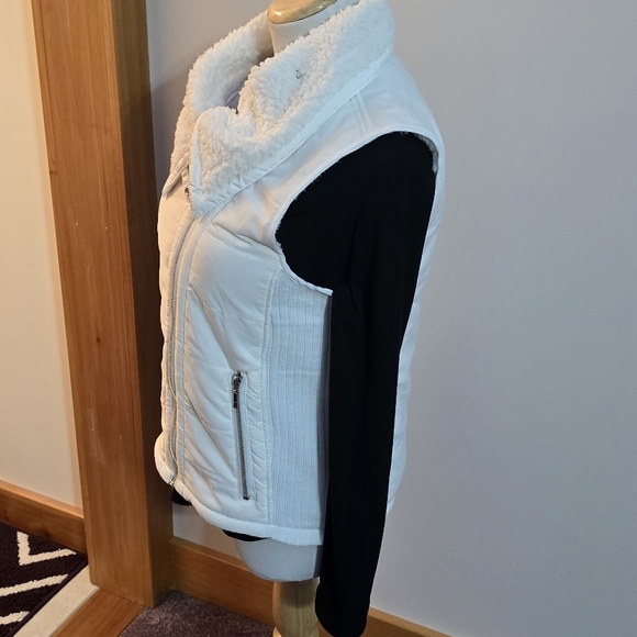Vest - Picture 4 of 9
